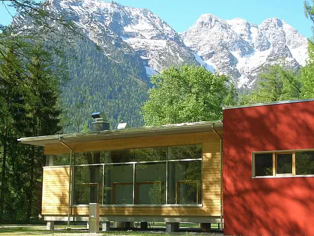 Außenansicht der modernen Sanitäranlagen am Campingplatz Park Grubhof