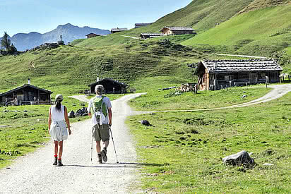 Zwei Wanderer unterwegs in der Almenwelt Lofer