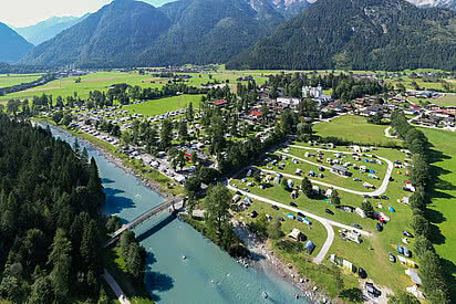 Luftaufnahme vom Campingplatz Grubhof direkt am Fluss in Lofer