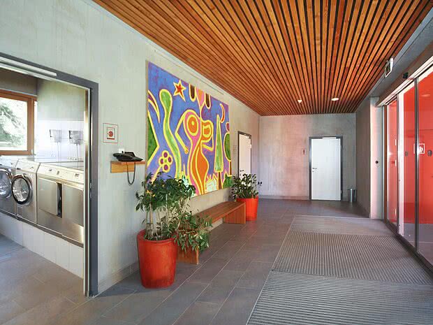 Eingangsbereich der Sanitäranlage inklusive Raum für Waschmaschinen und Trockner